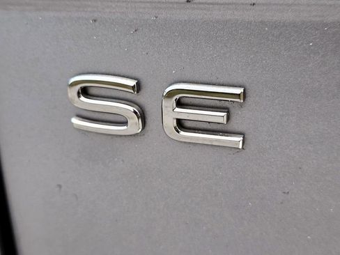 Certified 2022 Volkswagen Tiguan SE image 9