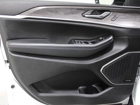 Used 2023 Jeep Grand Cherokee Limited w/ Black Appearance Package image 23