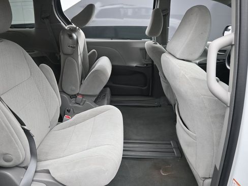 Used 2019 Toyota Sienna LE image 42