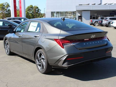 New 2025 Hyundai Elantra SEL image 9