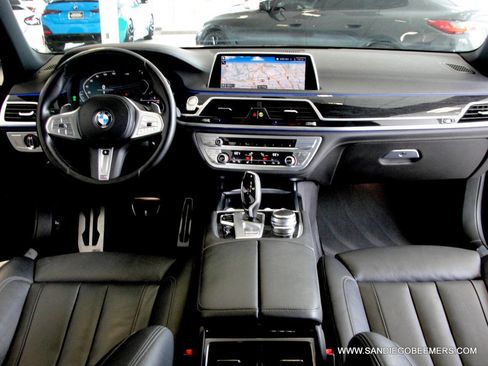 Used 2022 BMW 740i w/ M Sport Package image 19