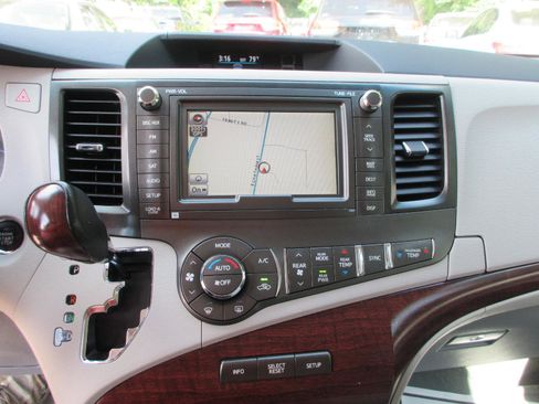Used 2011 Toyota Sienna XLE w/ Premium Pkg FWD image 12