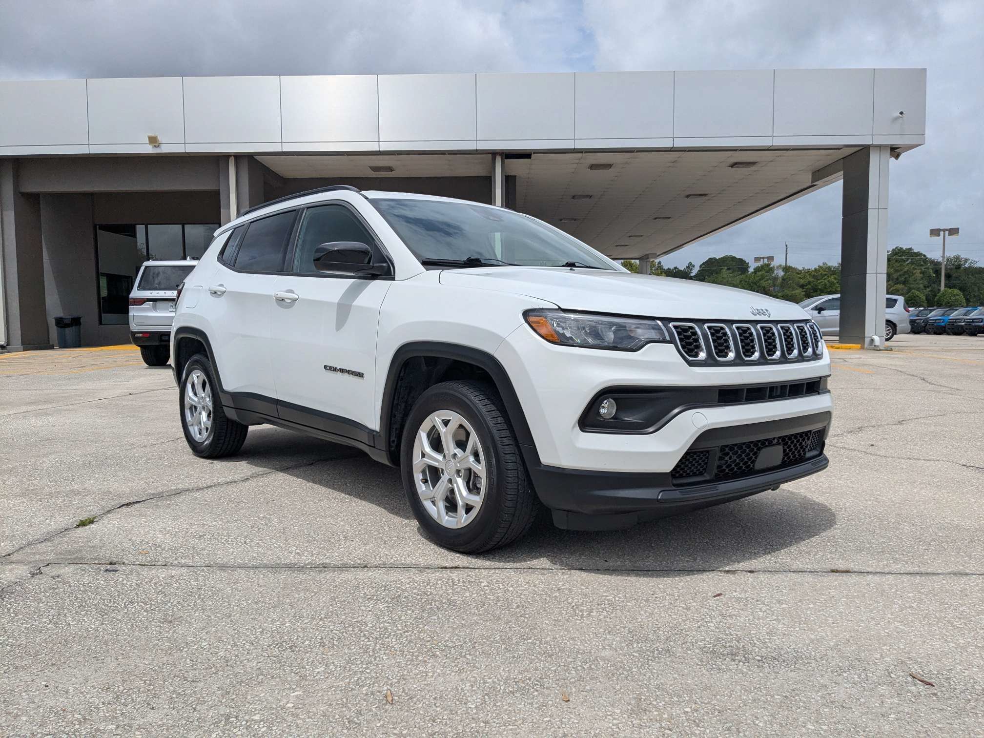 Used 2024 Jeep Compass Latitude AWD/4WD image 2