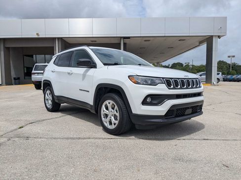 Used 2024 Jeep Compass Latitude AWD/4WD image 2