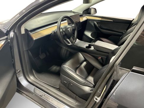 Certified 2023 Tesla Model Y Long Range AWD/4WD image 9