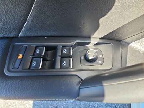 Used 2023 Volkswagen Tiguan SE R-Line image 19