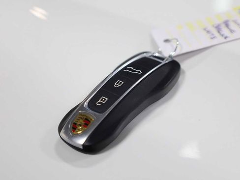 Certified 2023 Porsche Cayenne Platinum Edition image 43