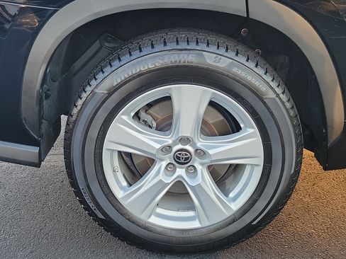 Certified 2021 Toyota Highlander LE image 6