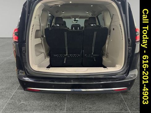 Used 2024 Chrysler Pacifica Touring-L image 13