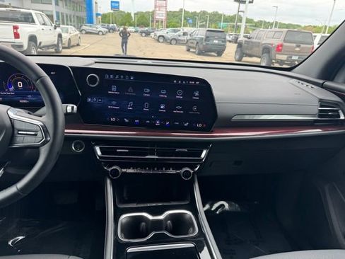 Used 2024 Chevrolet Traverse Z71 AWD/4WD image 2