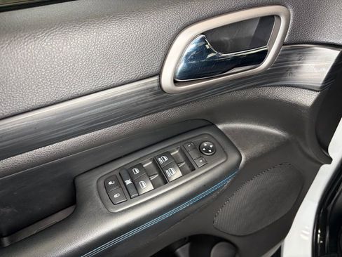 Used 2020 Jeep Grand Cherokee Laredo image 15