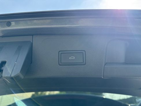 Used 2025 Volkswagen Atlas SE image 19