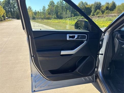 Used 2021 Ford Explorer XLT w/ Equipment Group 202A image 9