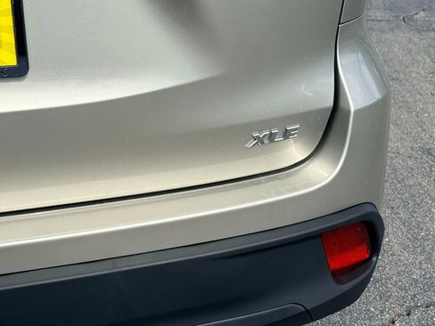 Used 2016 Toyota Highlander XLE image 12