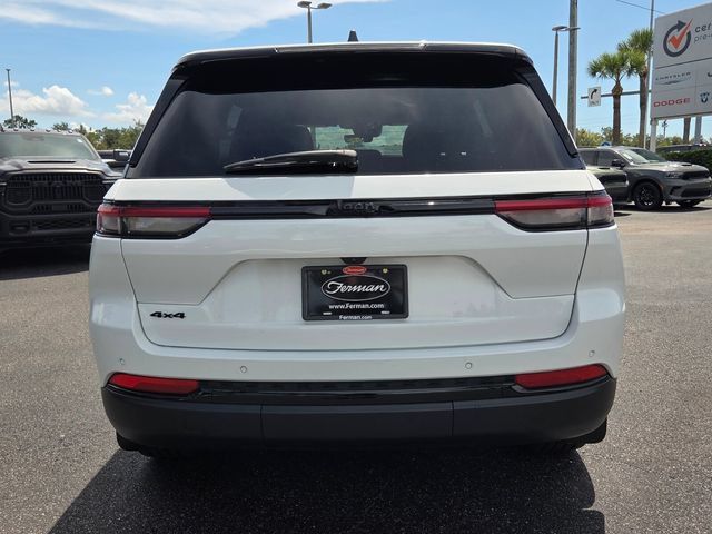 Used 2025 Jeep Grand Cherokee Altitude AWD/4WD image 6
