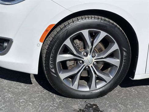 Used 2017 Chrysler Pacifica Limited image 8