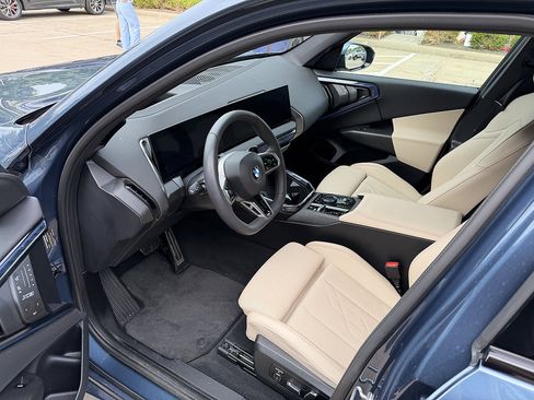 Used 2025 BMW X3 xDrive30i w/ Premium Package AWD/4WD image 4
