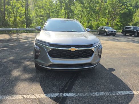 Used 2025 Chevrolet Trax LT FWD image 2