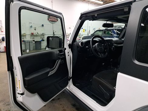 Used 2018 Jeep Wrangler Rubicon w/ Power Convenience Group image 10