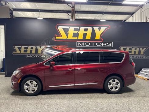 Used 2017 Chrysler Pacifica Touring-L Plus FWD image 2