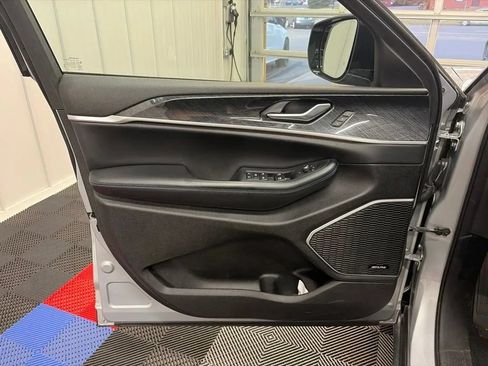 Used 2023 Jeep Grand Cherokee Trailhawk w/ Luxury Tech Group III AWD/4WD image 11