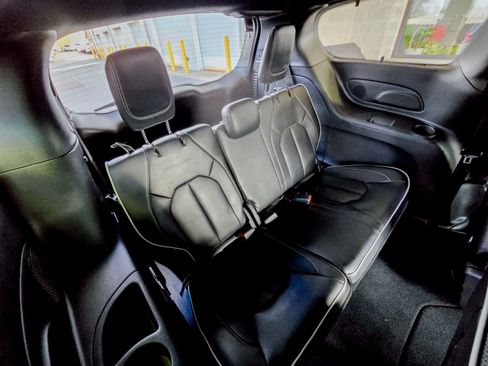 Used 2025 Chrysler Pacifica Limited image 27