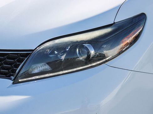 Used 2020 Toyota Sienna SE w/ Carpet Mat Package image 5