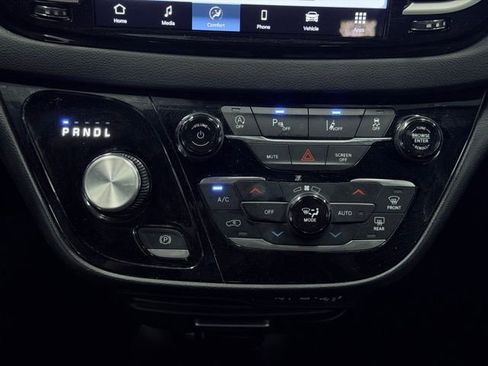 Used 2025 Chrysler Pacifica Select FWD image 34