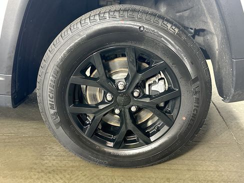 Used 2024 Jeep Grand Cherokee L Altitude image 11