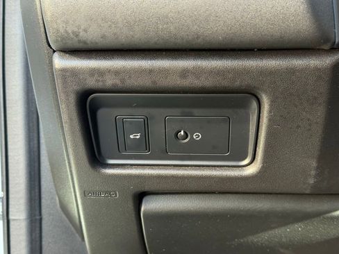 Used 2017 Land Rover Discovery Sport SE image 17