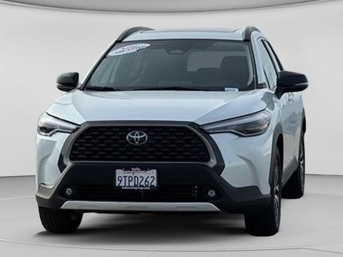Used 2025 Toyota Corolla Cross XLE w/ Convenience Package FWD image 9