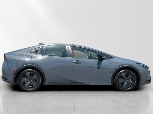 Used 2023 Toyota Prius LE FWD image 3