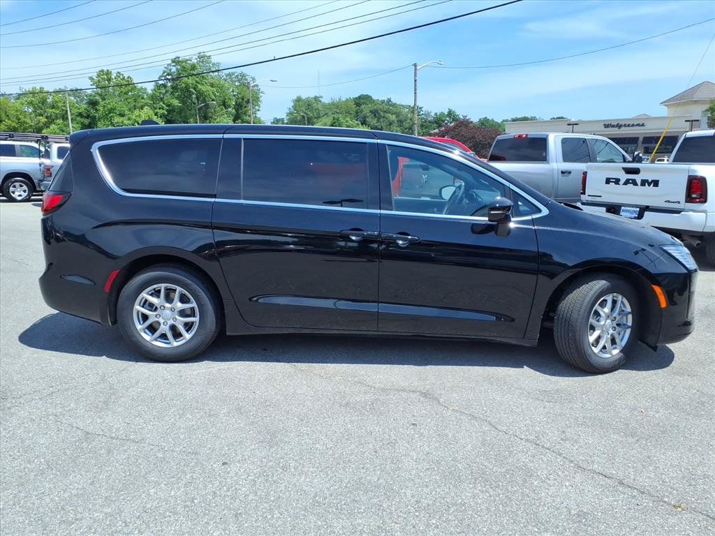 New 2027 Chrysler Pacifica Select FWD image 3