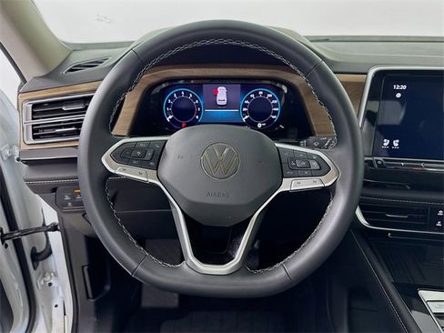 Used 2025 Volkswagen Atlas SE image 12