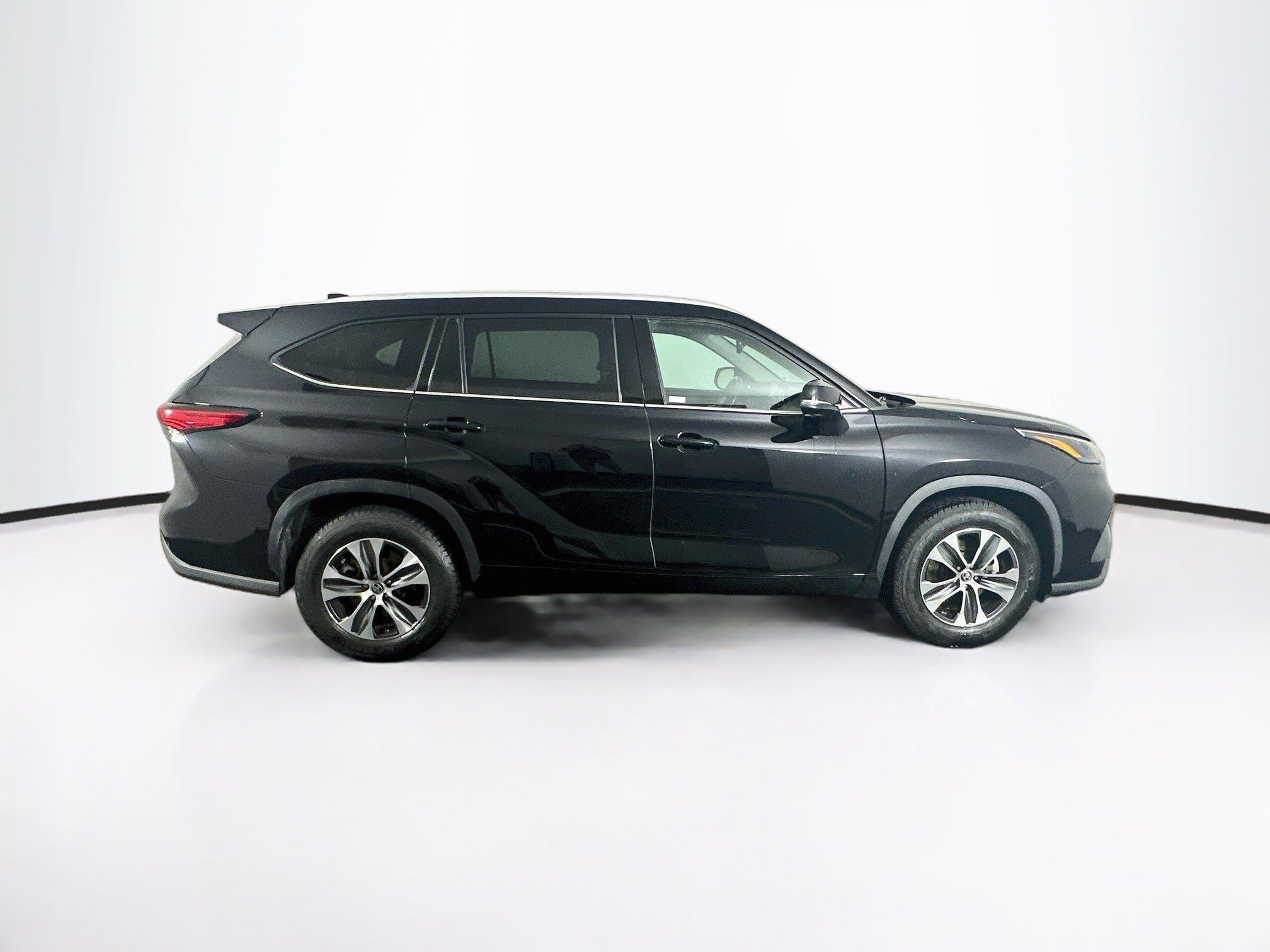 Used 2022 Toyota Highlander XLE FWD image 10