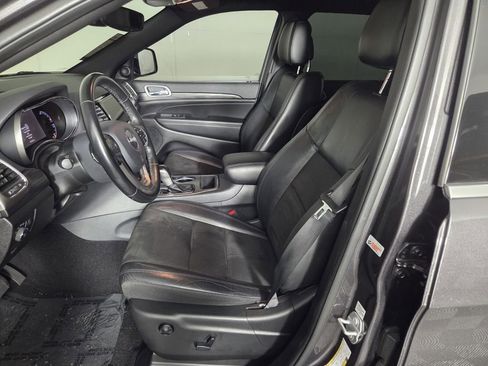 Used 2020 Jeep Grand Cherokee Laredo w/ Laredo X Package RWD image 9