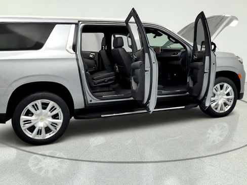 Used 2023 Chevrolet Suburban High Country AWD/4WD image 13