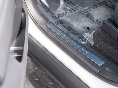 Certified 2024 Land Rover Discovery S image 17