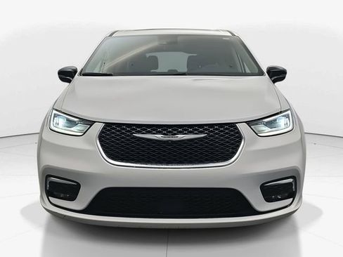 Used 2024 Chrysler Pacifica Limited image 3