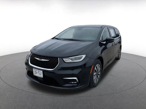 Used 2023 Chrysler Pacifica Touring-L FWD image 7