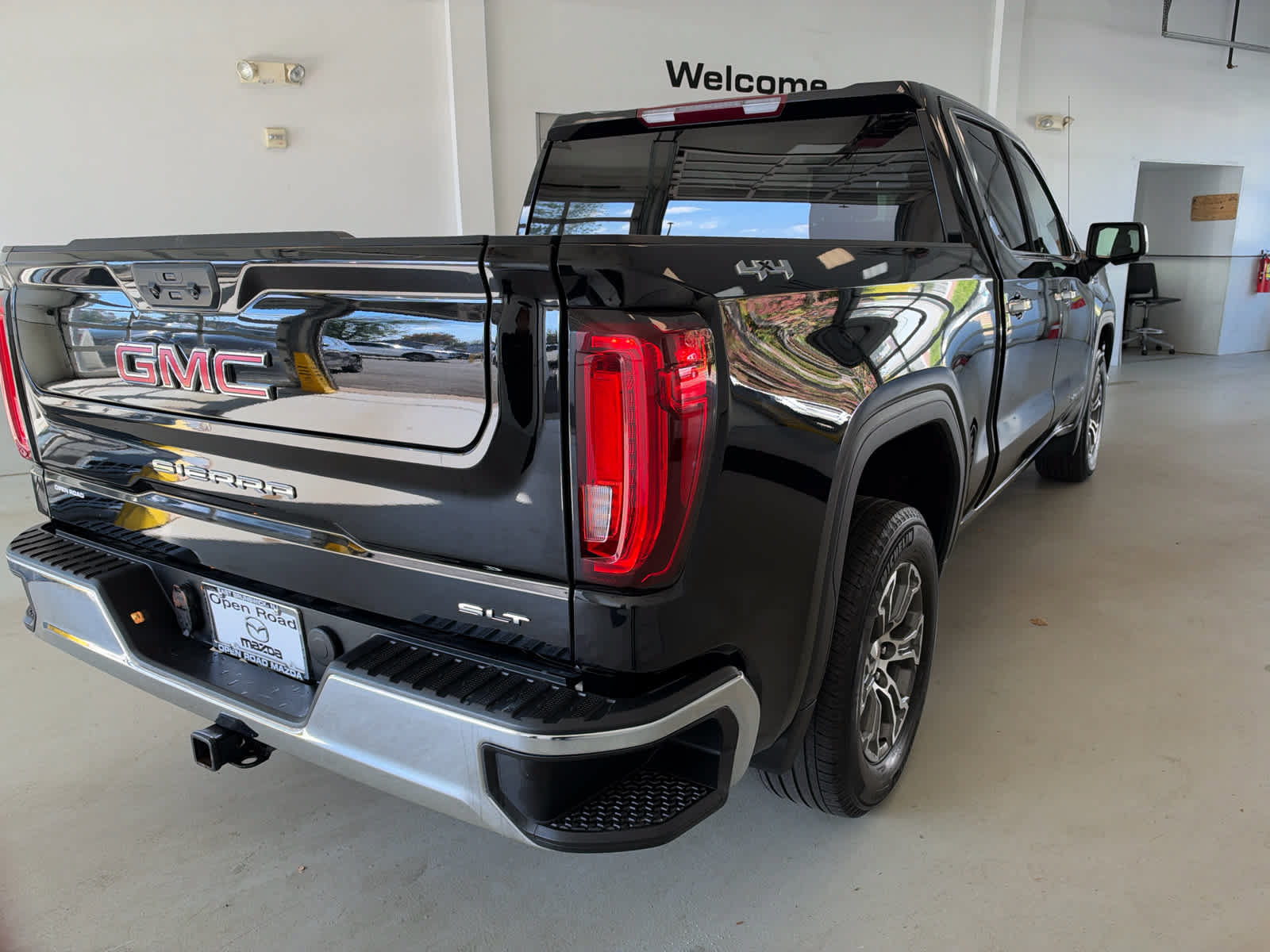 Used 2025 GMC Sierra 1500 SLT AWD/4WD image 5