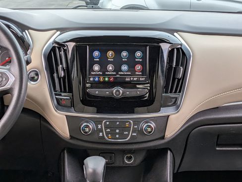 Used 2022 Chevrolet Traverse LS image 3