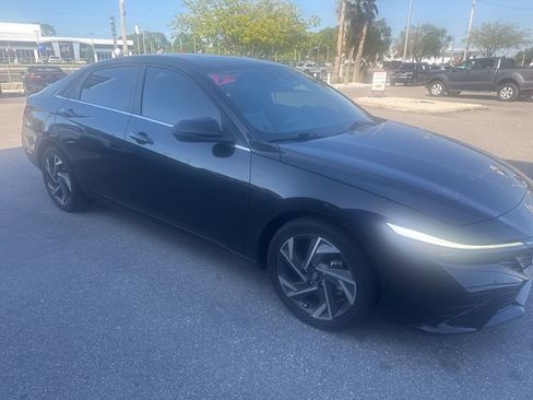 Used 2024 Hyundai Elantra Limited image 3