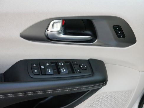 Used 2023 Chrysler Pacifica Touring-L image 19