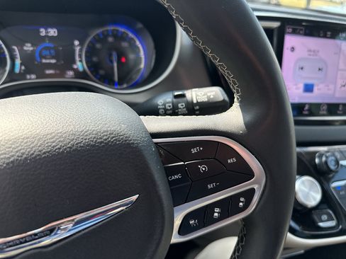 Used 2023 Chrysler Pacifica Touring-L FWD image 25