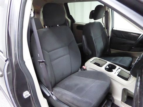 Used 2016 Dodge Grand Caravan SXT image 22