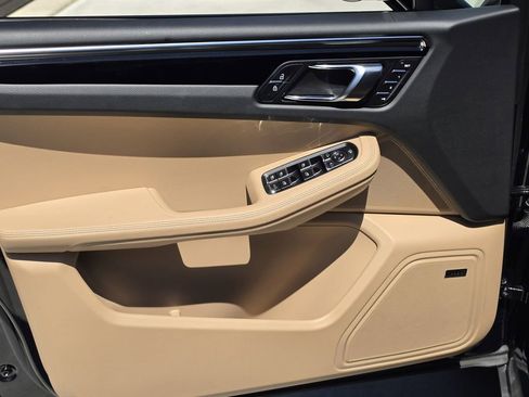 Certified 2025 Porsche Macan AWD/4WD image 5