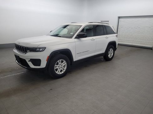 Used 2023 Jeep Grand Cherokee Laredo AWD/4WD image 2