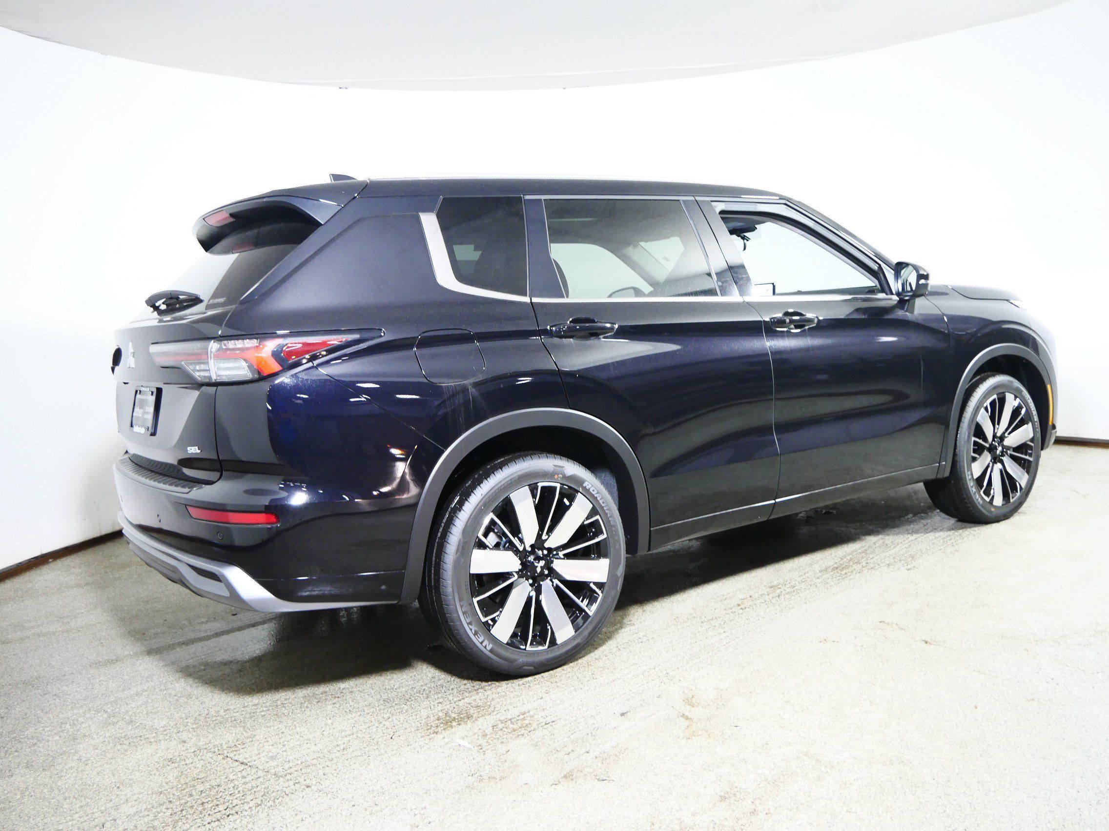 New 2026 Mitsubishi Outlander SEL AWD/4WD image 2