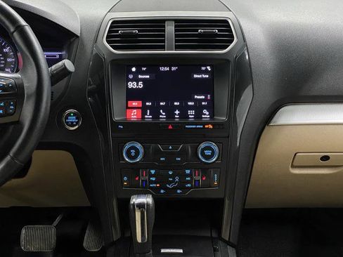 Used 2017 Ford Explorer XLT w/ Equipment Group 202A image 8